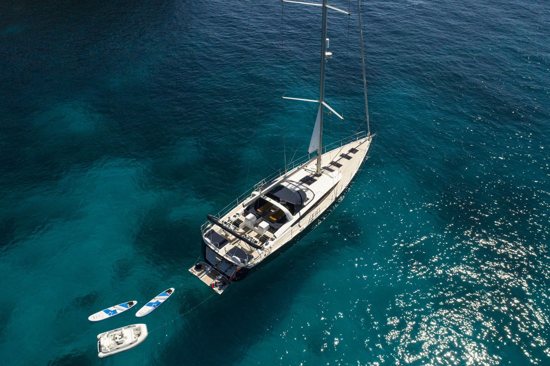 Barco de vela EN CHARTER, de la marca Jeanneau modelo 64 y del año 2015, disponible en Marina Port de Mallorca Palma Mallorca España